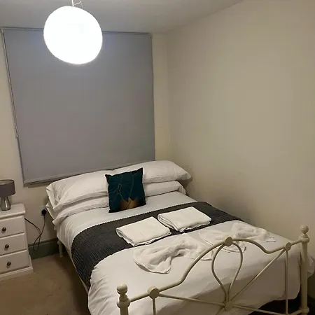 4 Private In Shared With Kitchen לידס