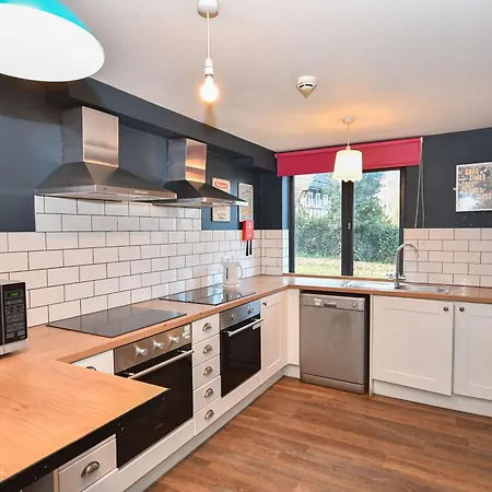 Convenient Budget 4bed Shared Kitchen Лідс
