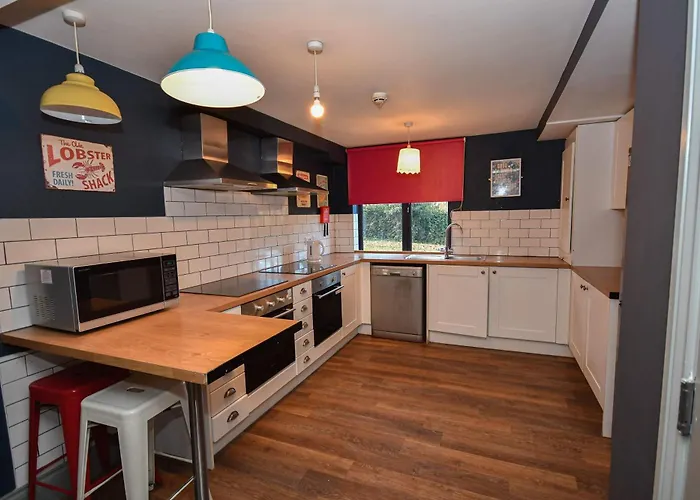 Апартаменти Convenient Budget 4bed Shared Kitchen